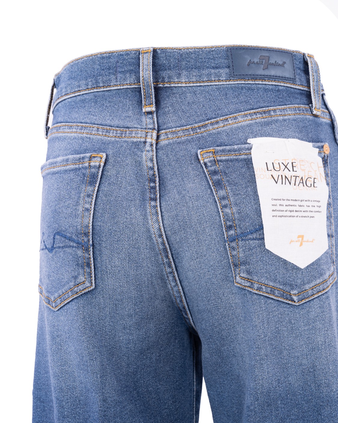 shop SEVEN Saldi Jeans: Seven jeans a zampa a vita alta.
I jeans Lotta sono un capo essenziale, definiti da vita alta e ampia gamba svasata. 
Questo paio è reso in denim Luxe Vintage blu, pensato per conferire morbidezza, facile elasticità e un look vintage. 
I jeans 7 For All Mankind sono realizzati con tessuti di prima qualità.
Composizione: 97% Cotone 3% Elastan.
Fabbricato in Tunisia.. JSP01200XB-DARK BLUE number 3389346